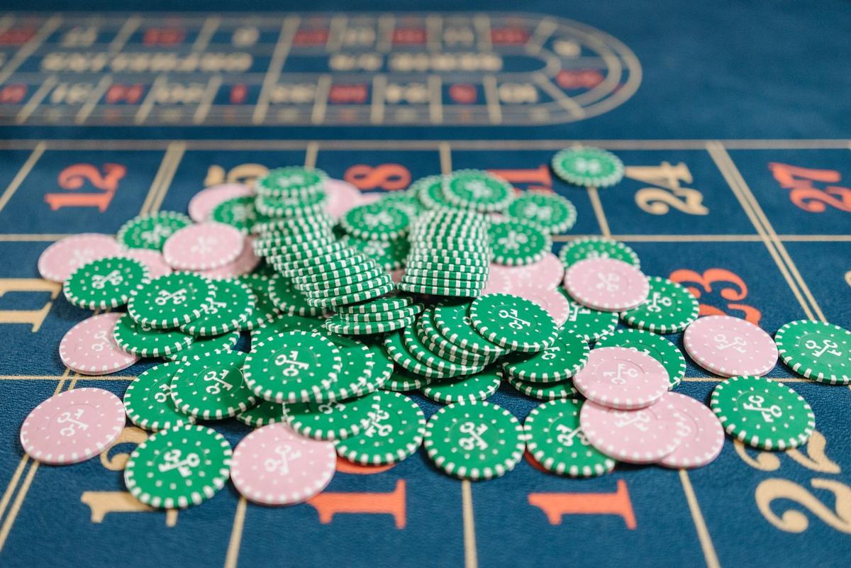 Susunan chip poker di atas meja permainan