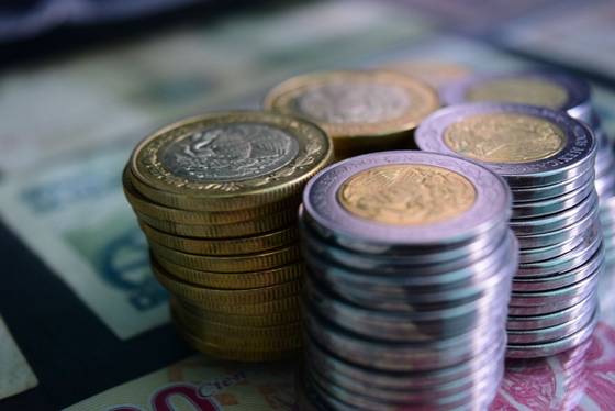 Tumpukan koin emas dan perak untuk ilustrasi cashback mingguan