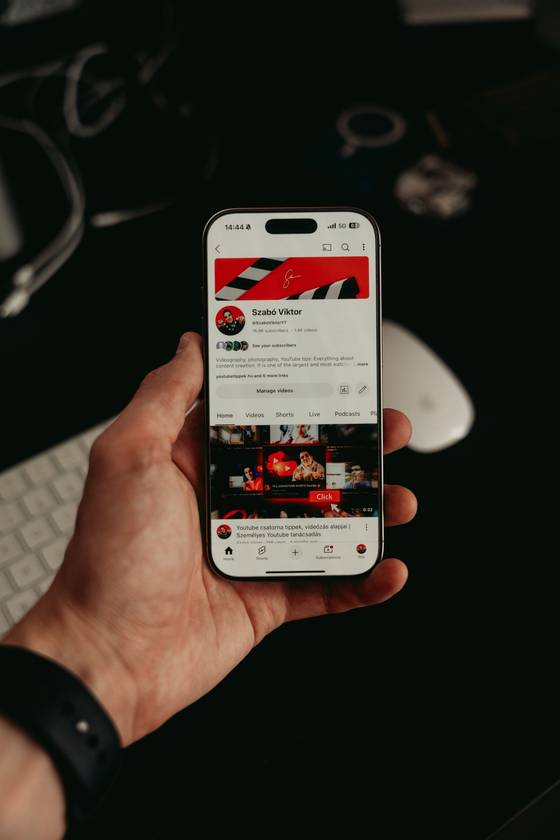 Tangan memegang ponsel pintar untuk ilustrasi program referral