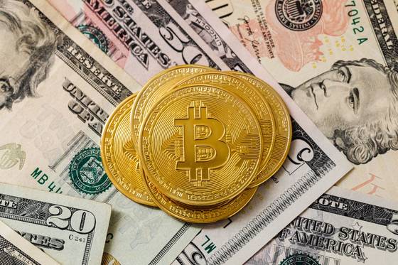 Tumpukan koin dan uang kertas untuk ilustrasi bonus isi ulang akhir pekan