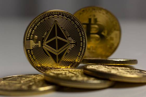 Koin emas untuk ilustrasi bonus rollingan live casino